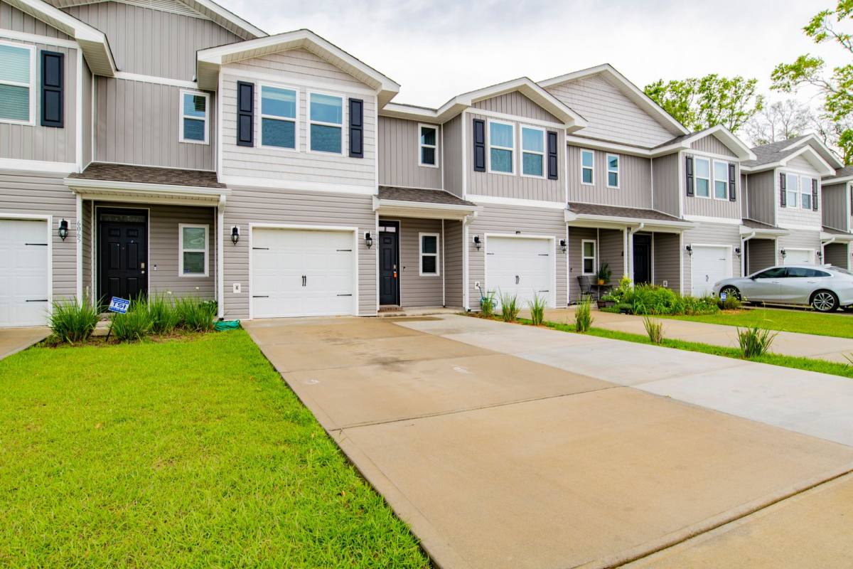 Townhouse for rent at 6069 Royal Port Court, Pensacola, FL 32526