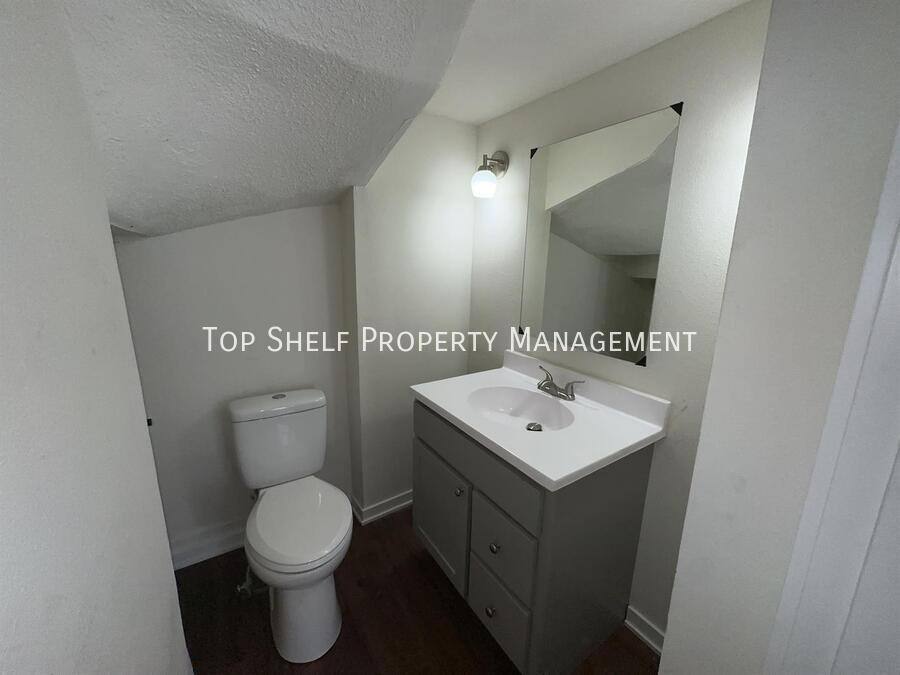House for rent at 1529 11th St, Des Moines, IA 50314