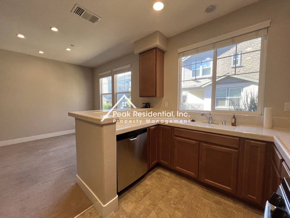 Townhouse for rent at 404 17th St, Sacramento, CA 95811