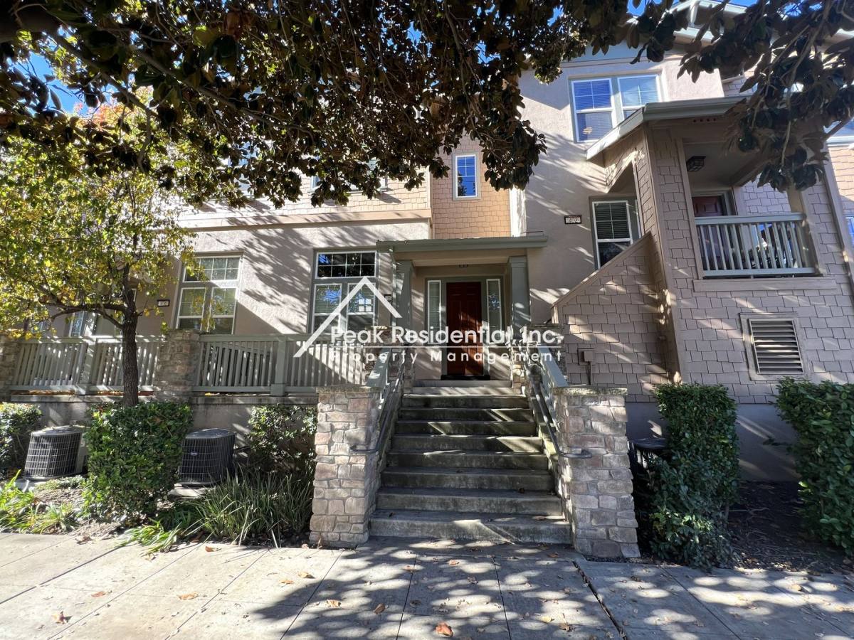 Townhouse for rent at 404 17th St, Sacramento, CA 95811