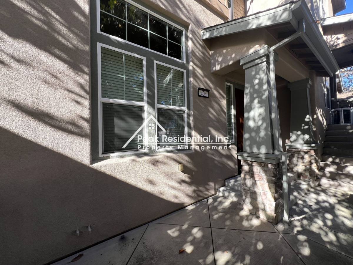 Townhouse for rent at 404 17th St, Sacramento, CA 95811