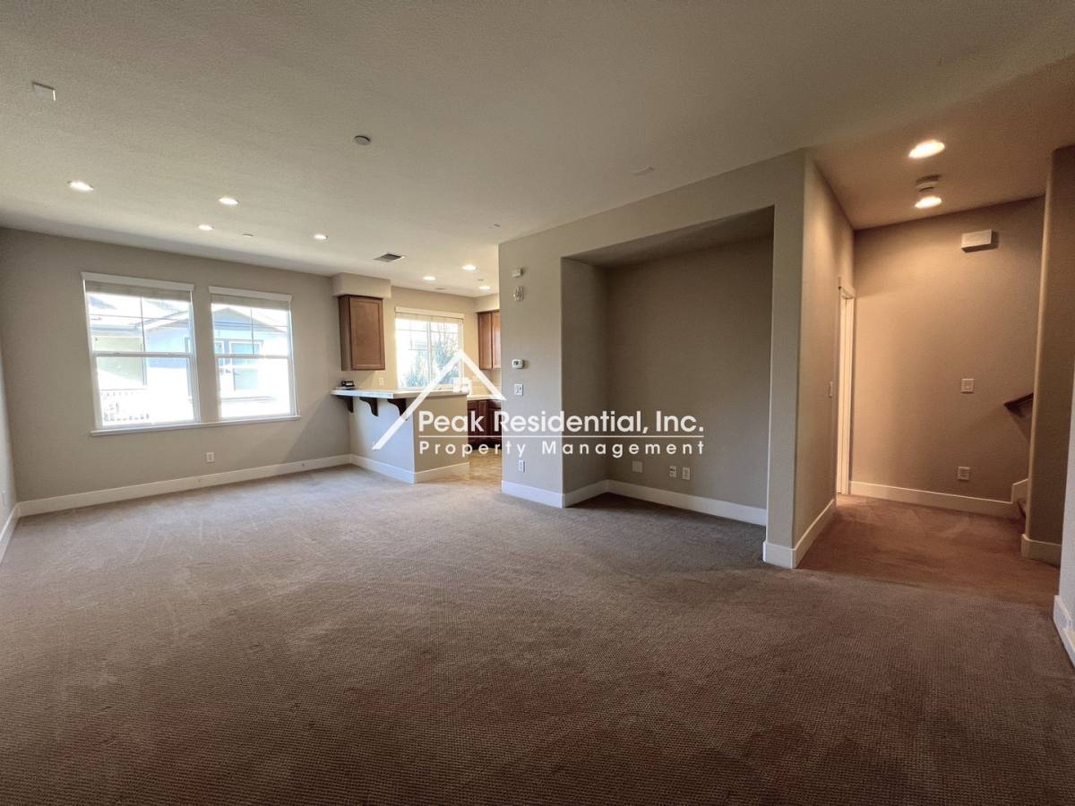 Townhouse for rent at 404 17th St, Sacramento, CA 95811
