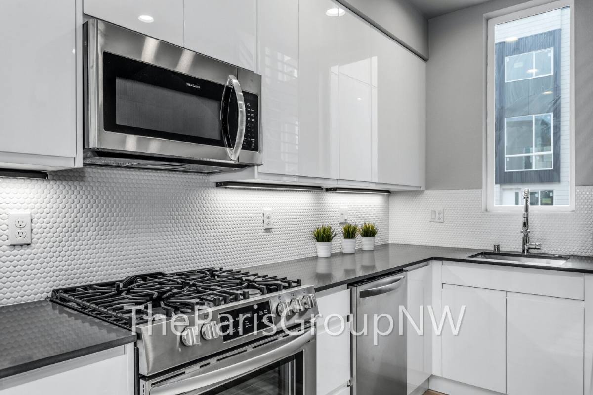 Townhouse for rent at 3078 SW Avalon Way #C, Seattle, WA 98126