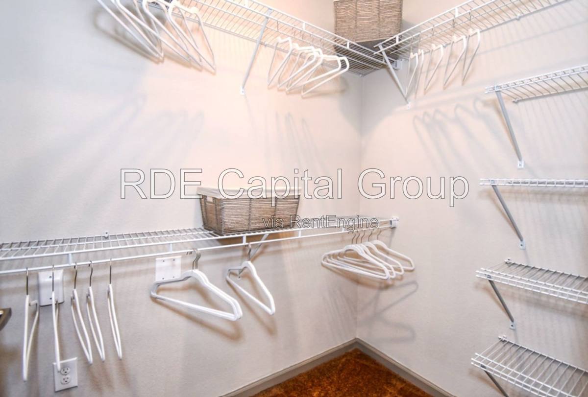 Apartment for rent at 4800 W Illinois Ave, Dallas, TX 75211