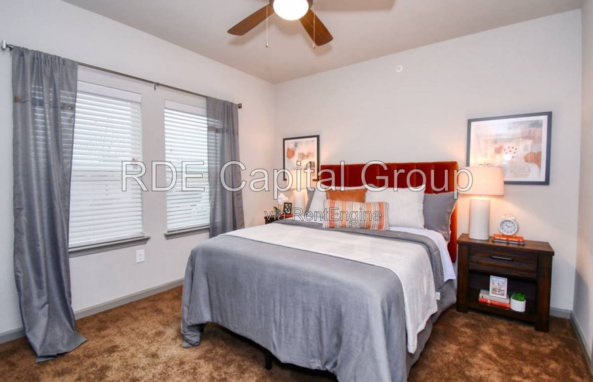 Apartment for rent at 4800 W Illinois Ave, Dallas, TX 75211