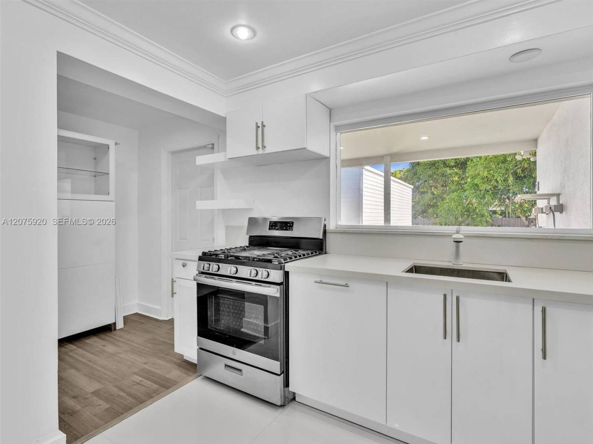 1647 NE 146th St, North Miami, FL 33181 - House for Rent - Image 3