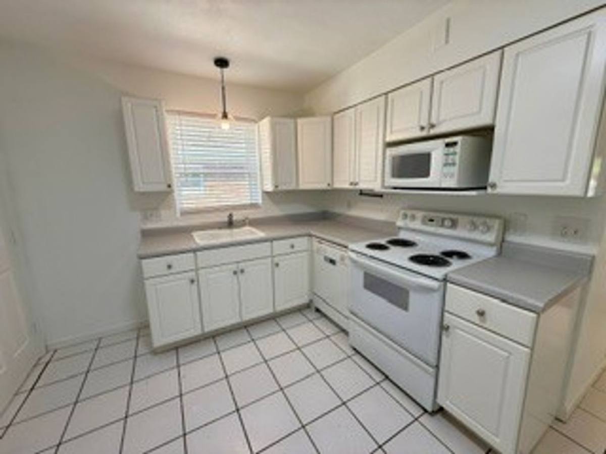 Apartment for rent at 6264 Sunshine Dr, St. Louis, MO 63109
