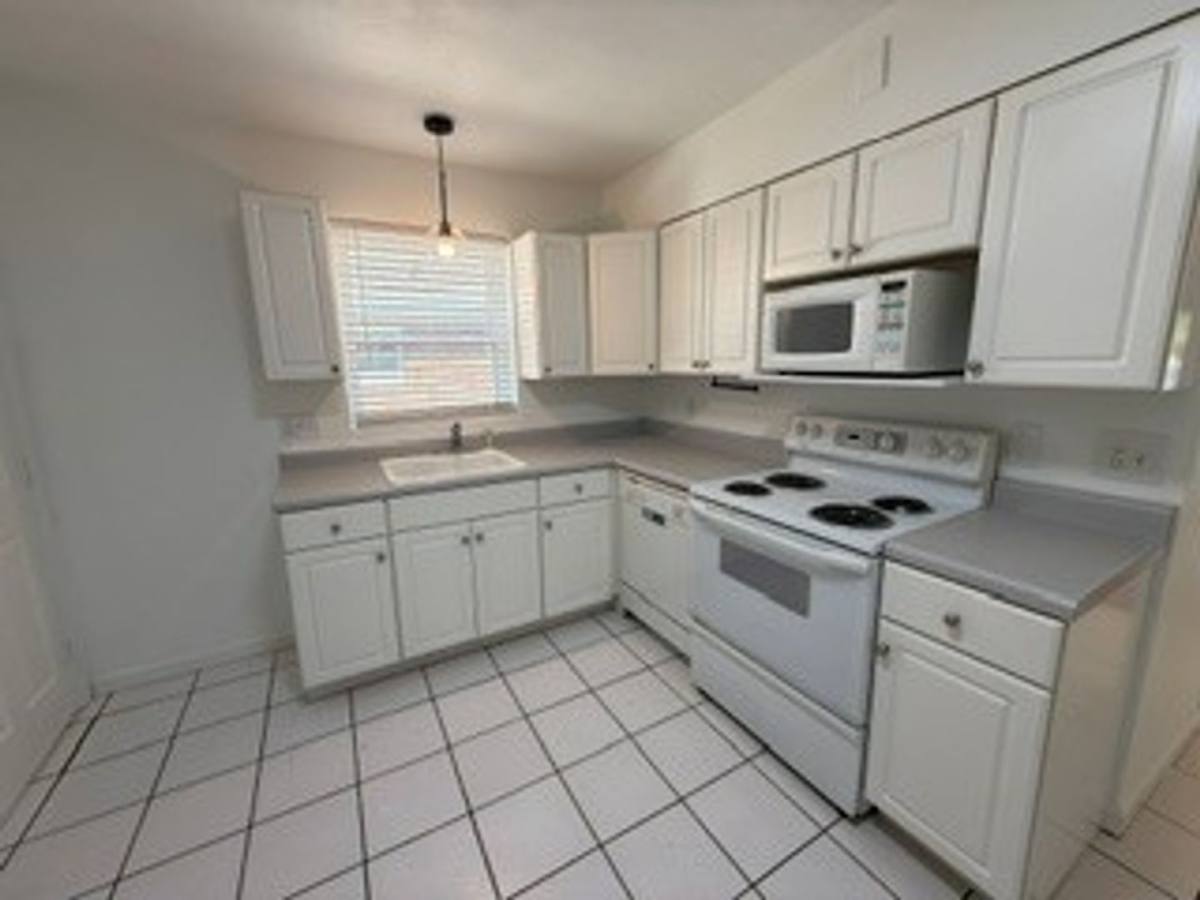 Apartment for rent at 6264 Sunshine Dr, St. Louis, MO 63109