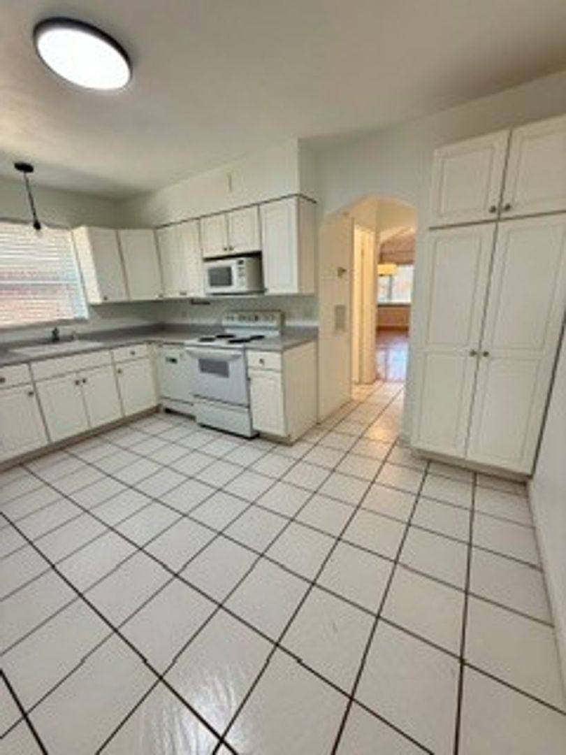 Apartment for rent at 6264 Sunshine Dr, St. Louis, MO 63109