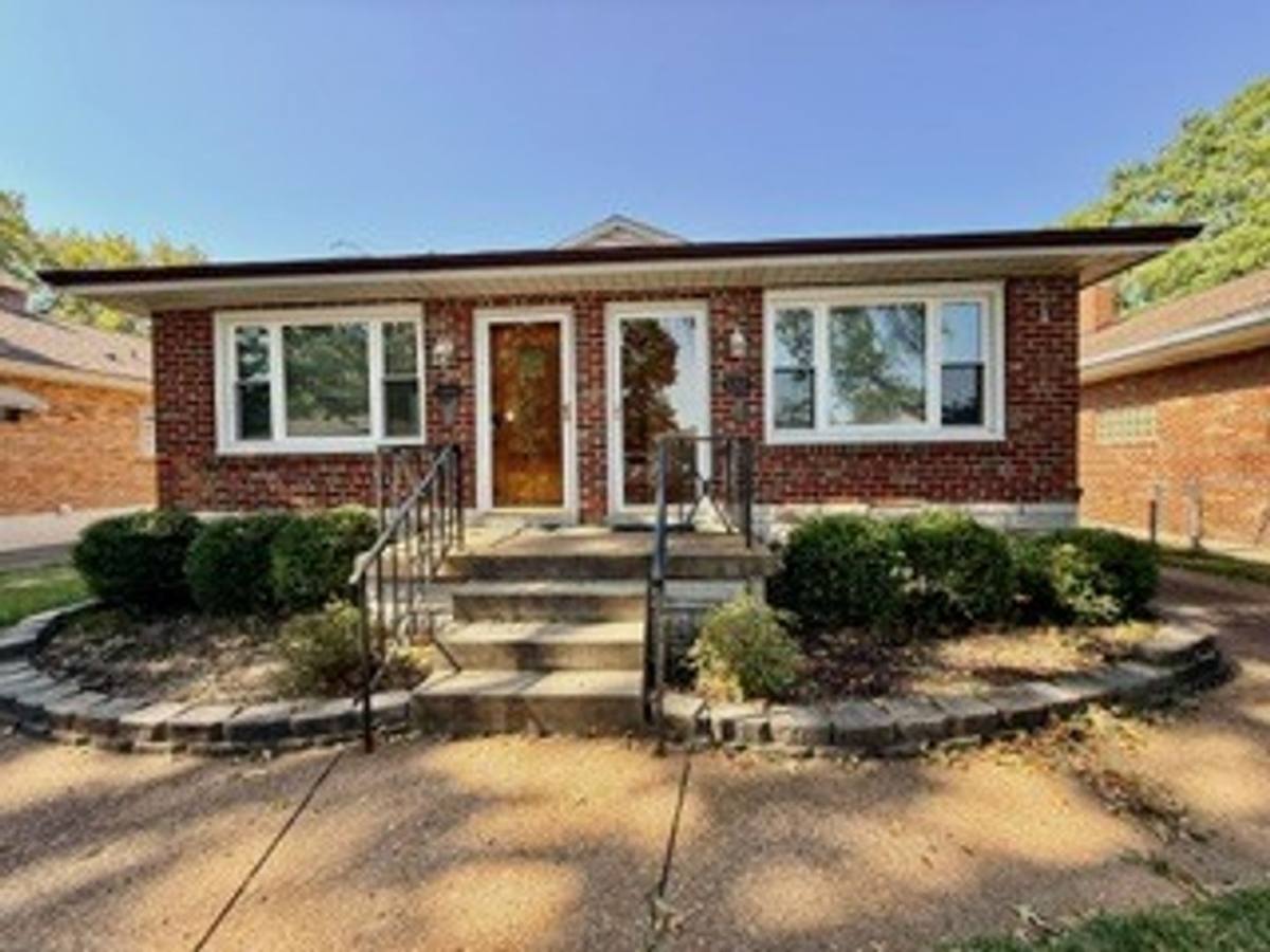 Apartment for rent at 6264 Sunshine Dr, St. Louis, MO 63109