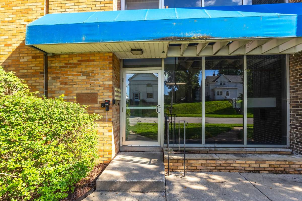 Apartment for rent at 725 16th Ave, Moline, IL 61265
