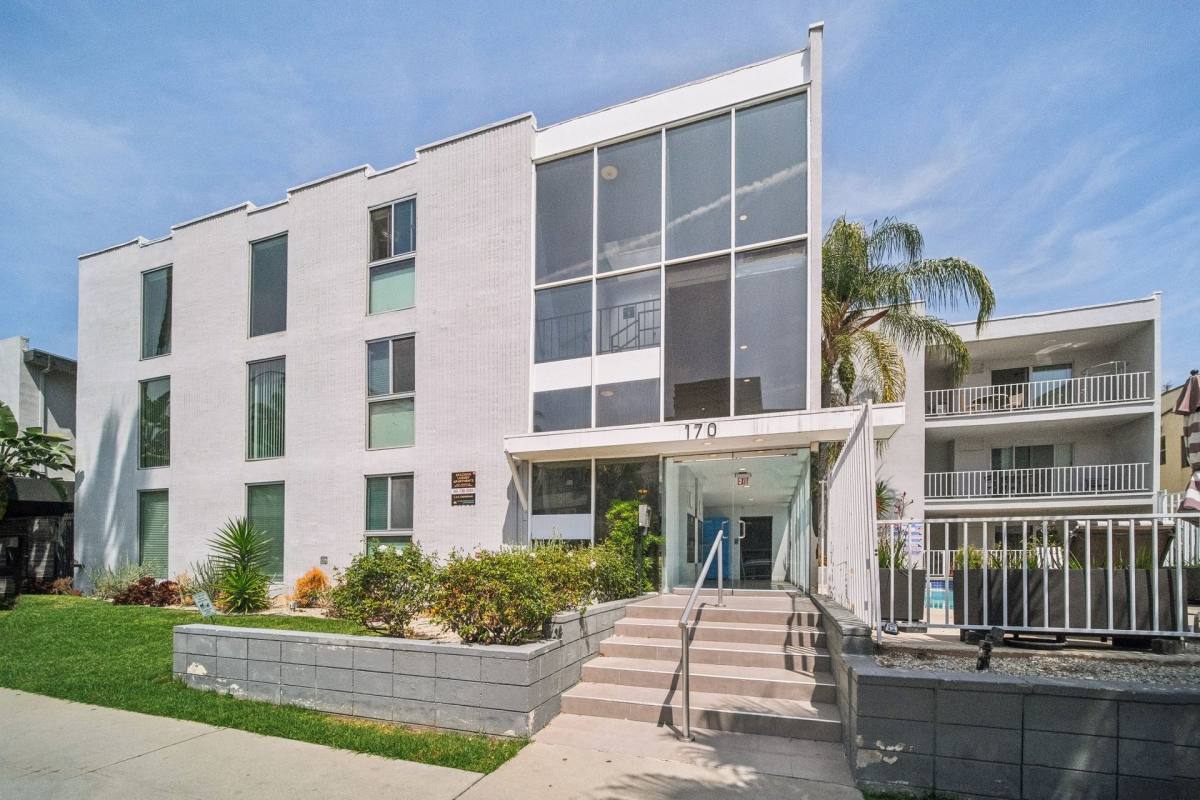 Apartment for rent at 170 N Crescent Dr, Beverly Hills, CA 90210