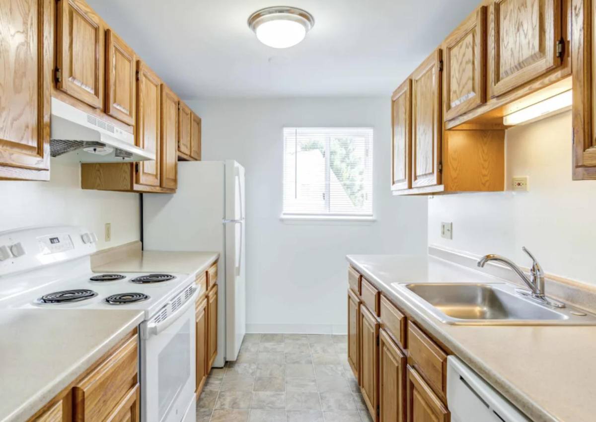 Townhouse for rent at Winchester Park & Woods, 125 Village Green N, Riverside, RI 02915