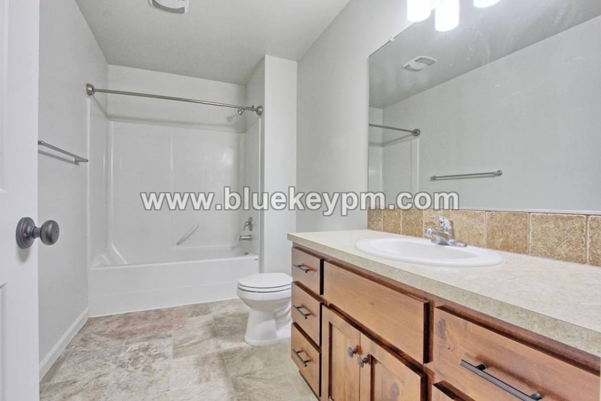 House for rent at 121 N 42nd Place, Ridgefield, WA 98642