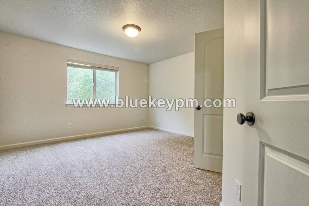 House for rent at 121 N 42nd Place, Ridgefield, WA 98642
