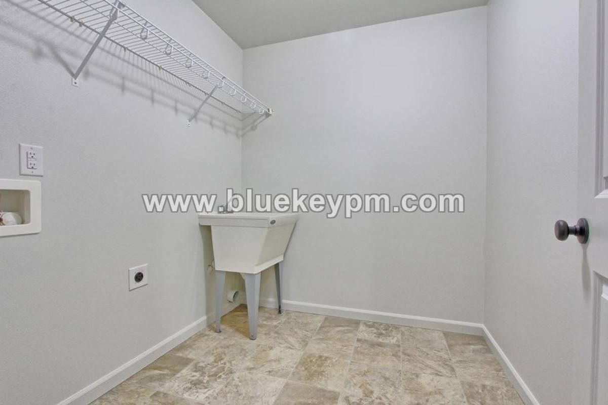 House for rent at 121 N 42nd Place, Ridgefield, WA 98642