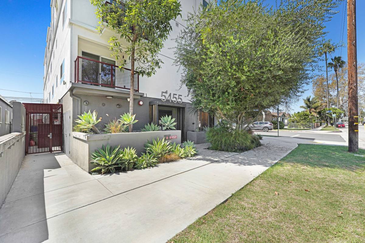 Apartment for rent at 5455 Inglewood Blvd, Culver City, CA 90230