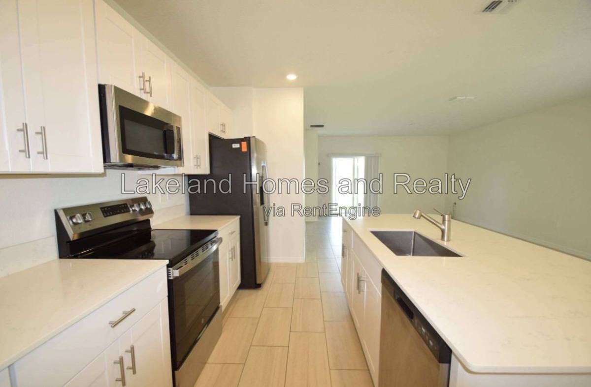 House for rent at 4060 Radiant Mountain Dr, Plant City, FL 33565