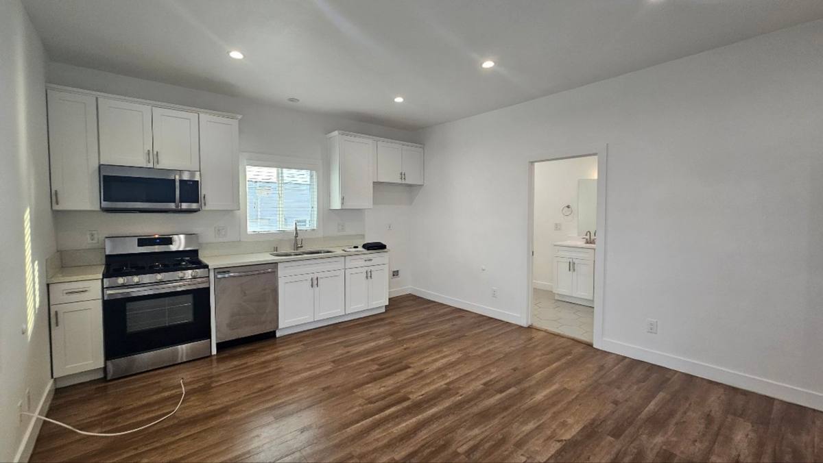 Apartment for rent at 1100 W 45th St, Los Angeles, CA 90037