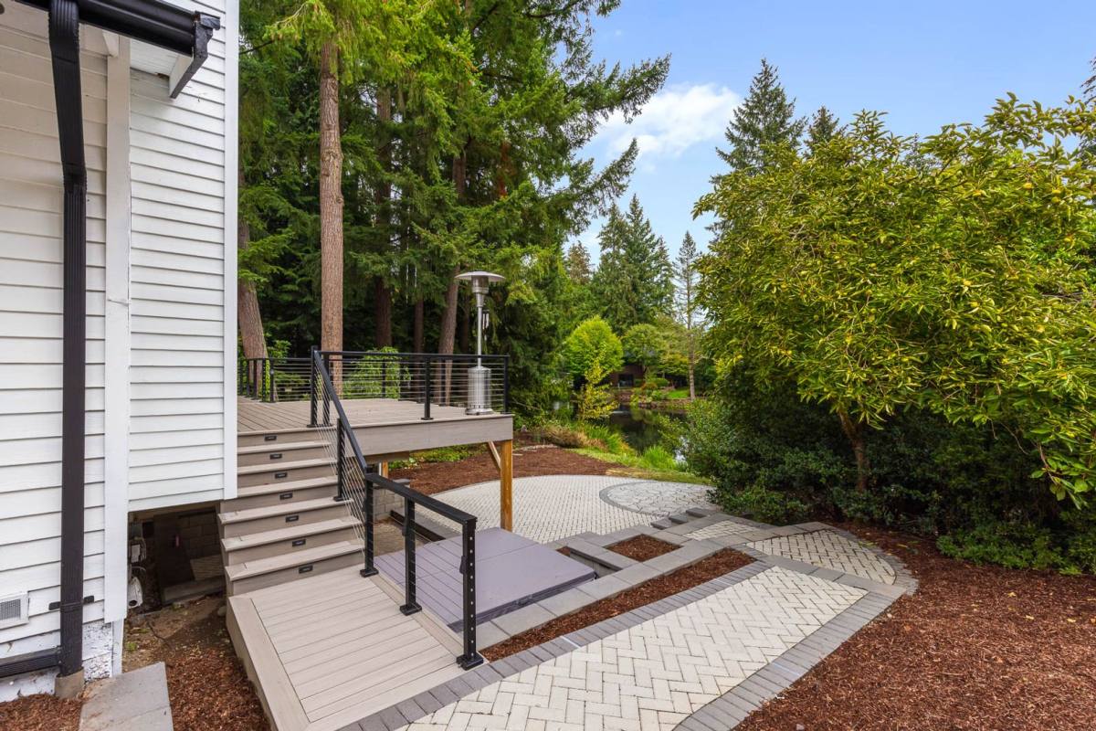 House for rent at 11402 NE 103rd St, Kirkland, WA 98033