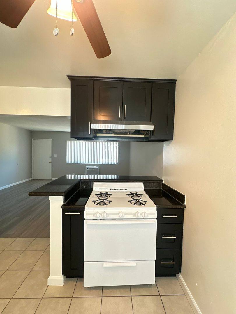Apartment for rent at 1022 E 32nd St, Signal Hill, CA 90755
