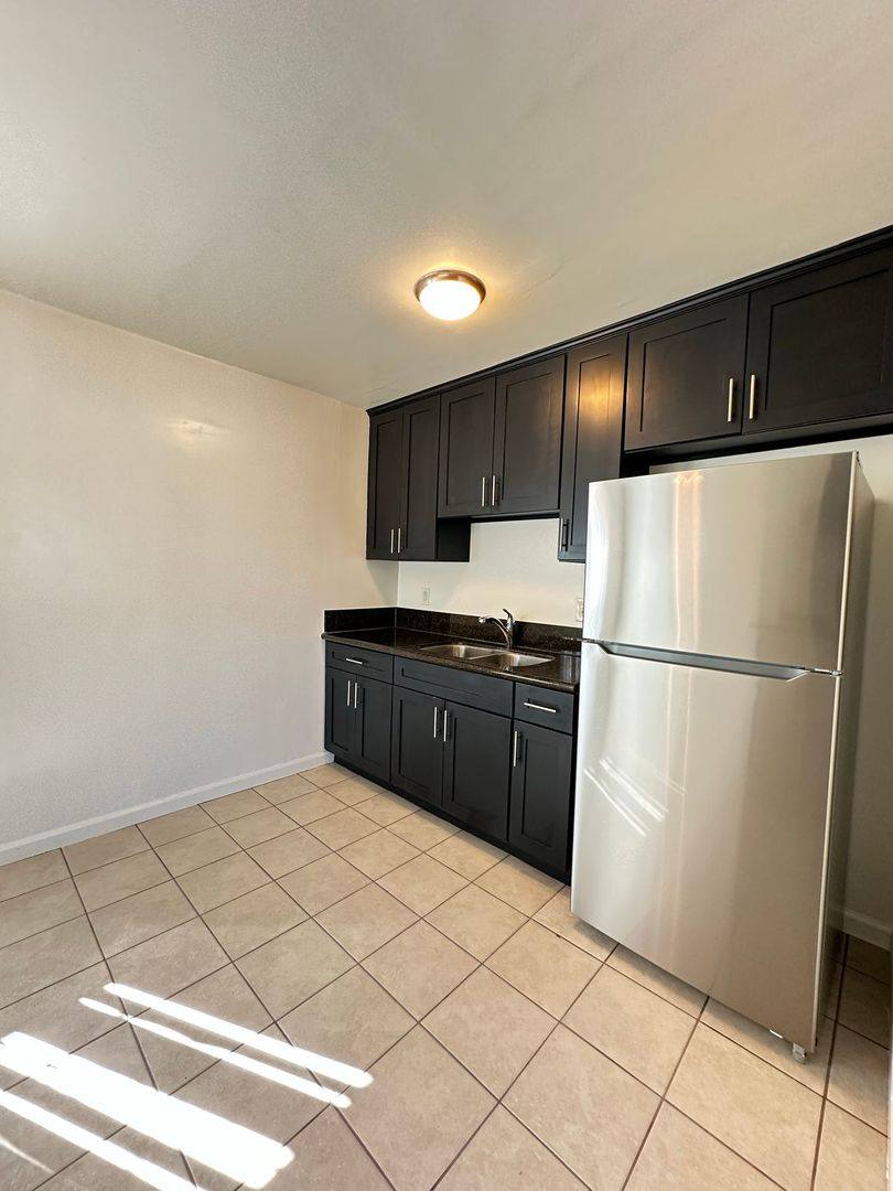 Apartment for rent at 1022 E 32nd St, Signal Hill, CA 90755