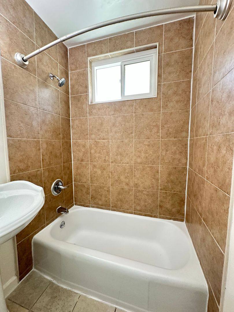 Apartment for rent at 1022 E 32nd St, Signal Hill, CA 90755