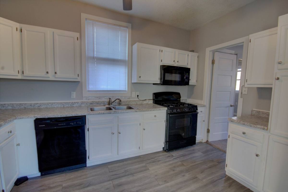 House for rent at 2230 Redwood Ave, Davenport, IA 52802