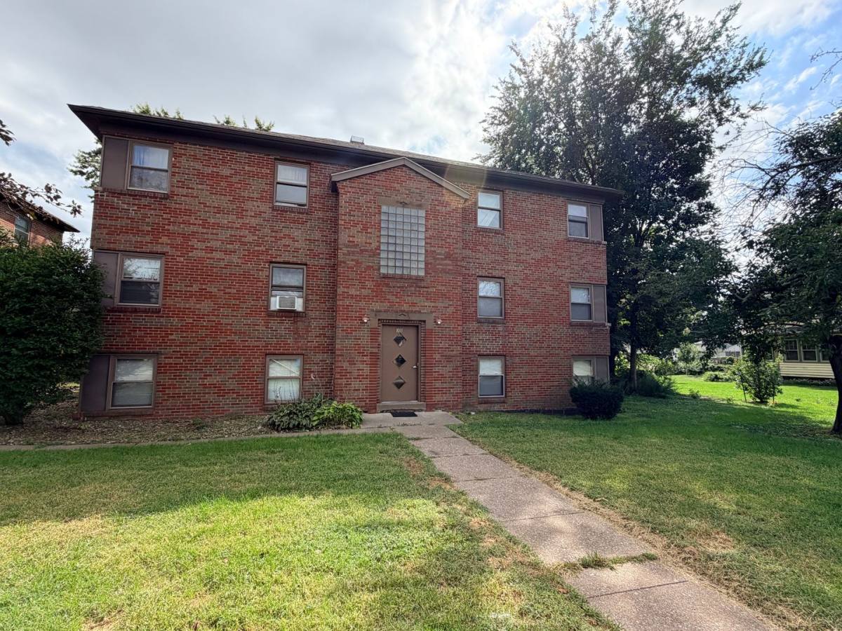 Apartment for rent at 1011 W Locust St, Davenport, IA 52804
