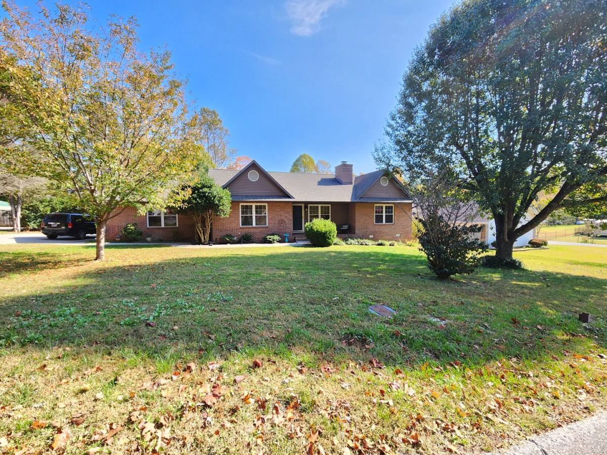 House for rent at 3232 Fairoaks Dr, Maryville, TN 37803