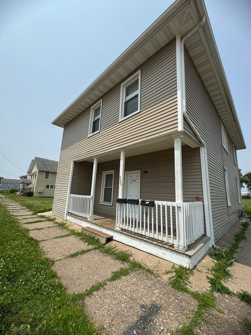 Apartment for rent at 929 4th Ave, Rock Island, IL 61201