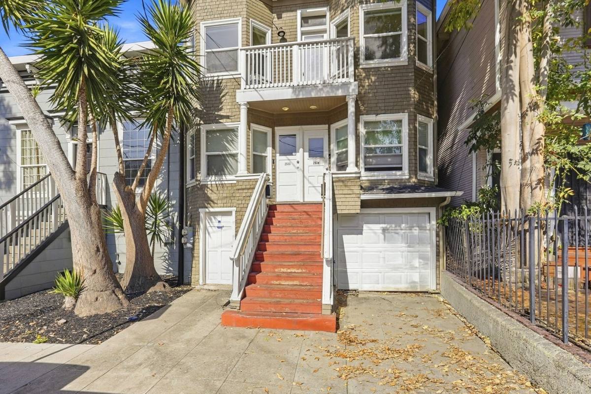 Townhouse for rent at 2535 Filbert St, Oakland, CA 94607