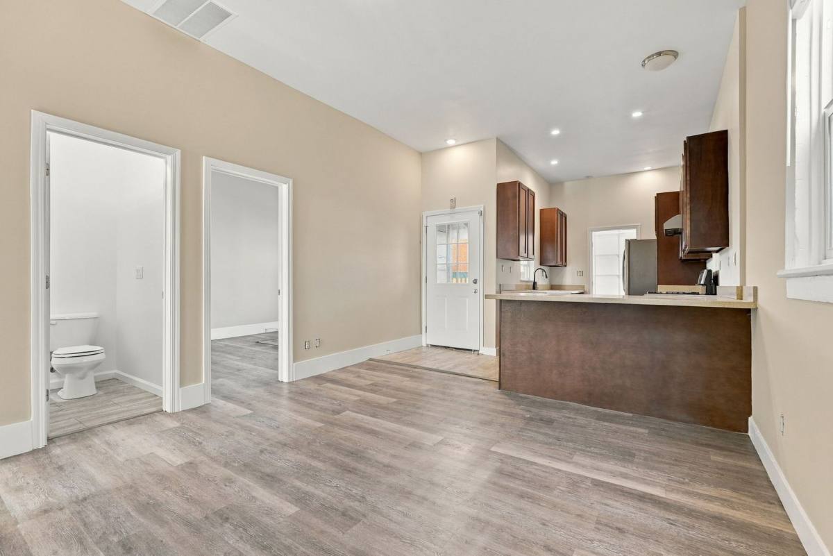 Townhouse for rent at 2535 Filbert St, Oakland, CA 94607