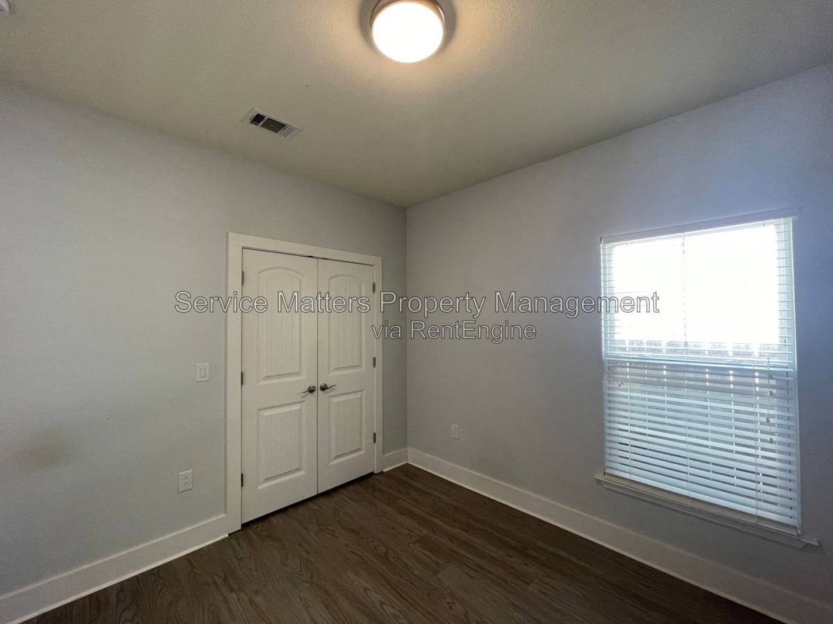 Apartment for rent at 914 E Wright St, Pensacola, FL 32501