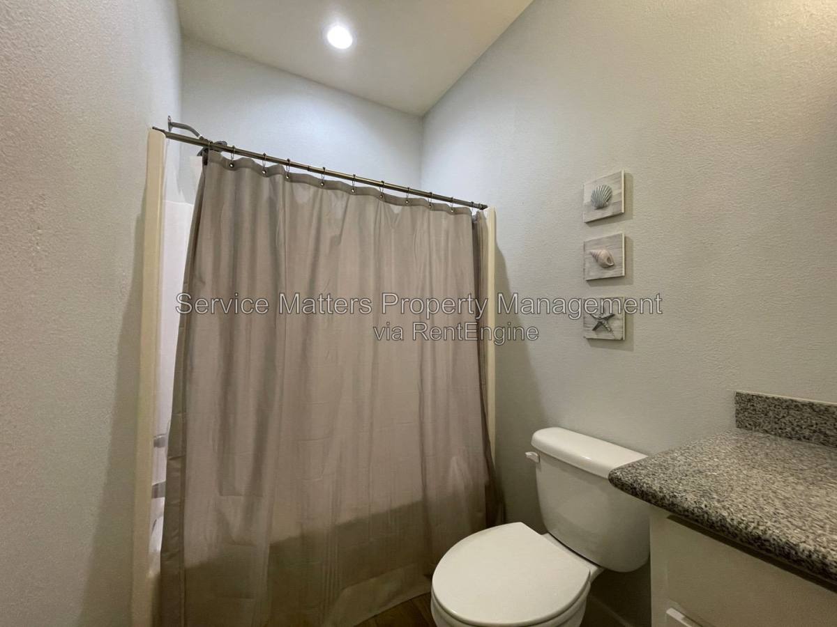 Apartment for rent at 914 E Wright St, Pensacola, FL 32501