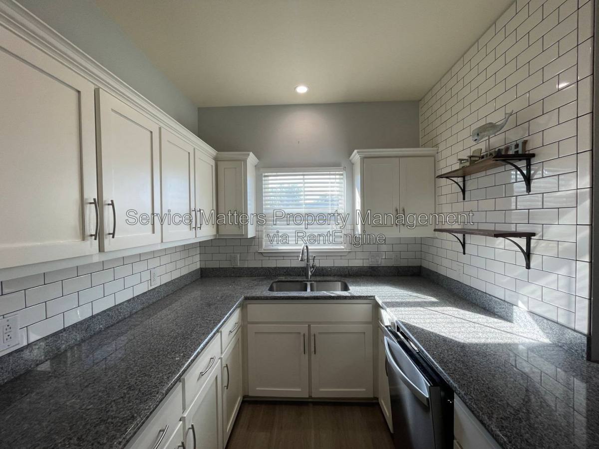 Apartment for rent at 914 E Wright St, Pensacola, FL 32501