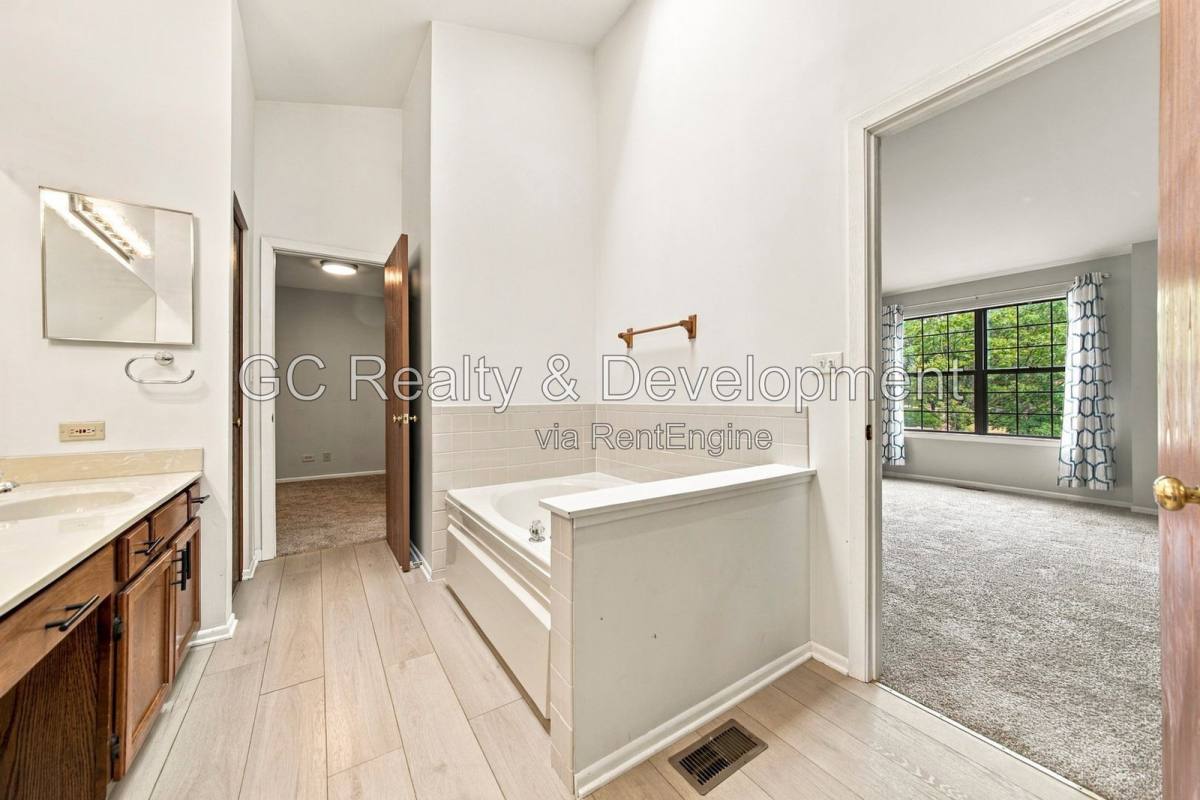 Apartment for rent at 222 Oak Knoll Lane, Bloomingdale, IL 60108