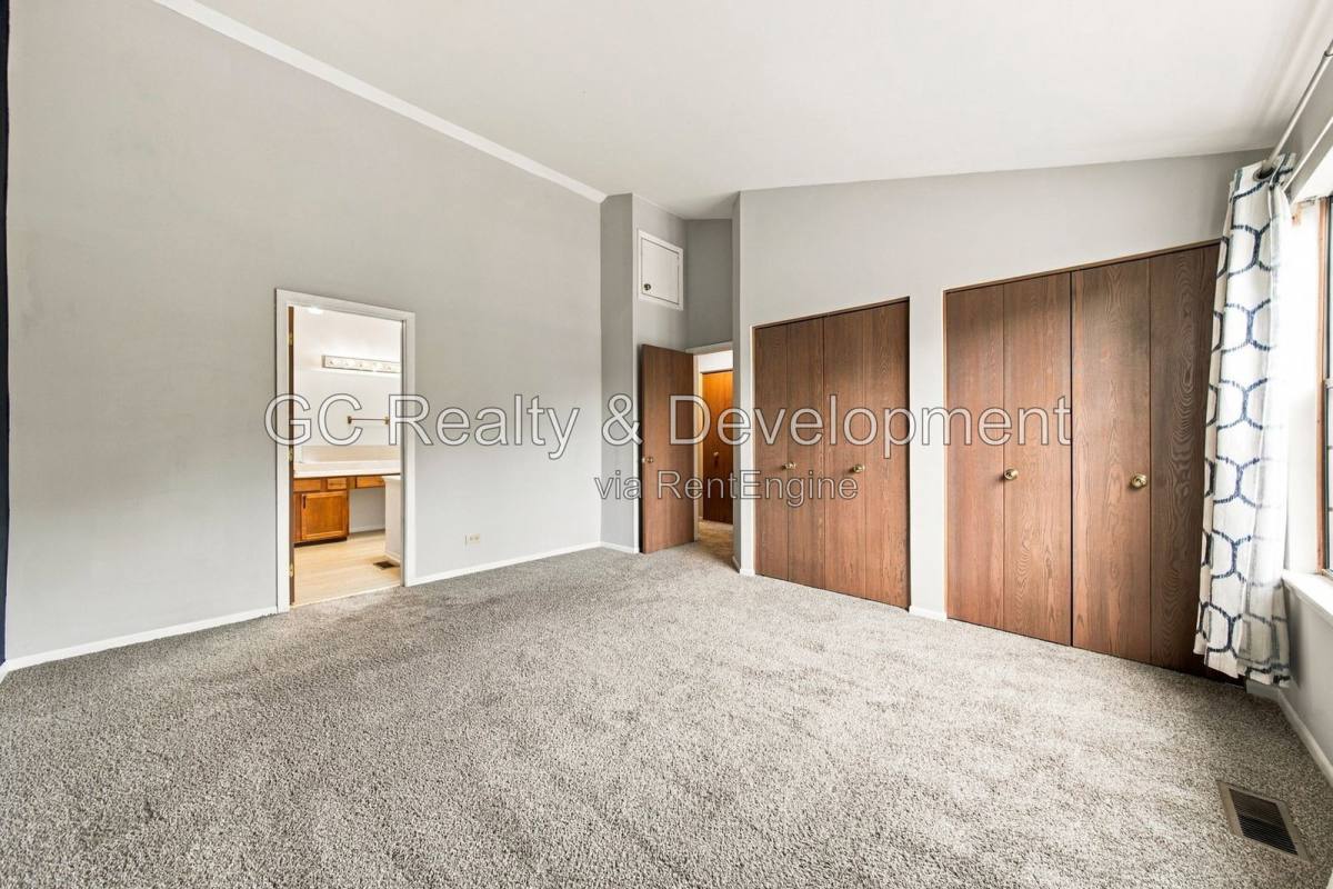 Apartment for rent at 222 Oak Knoll Lane, Bloomingdale, IL 60108