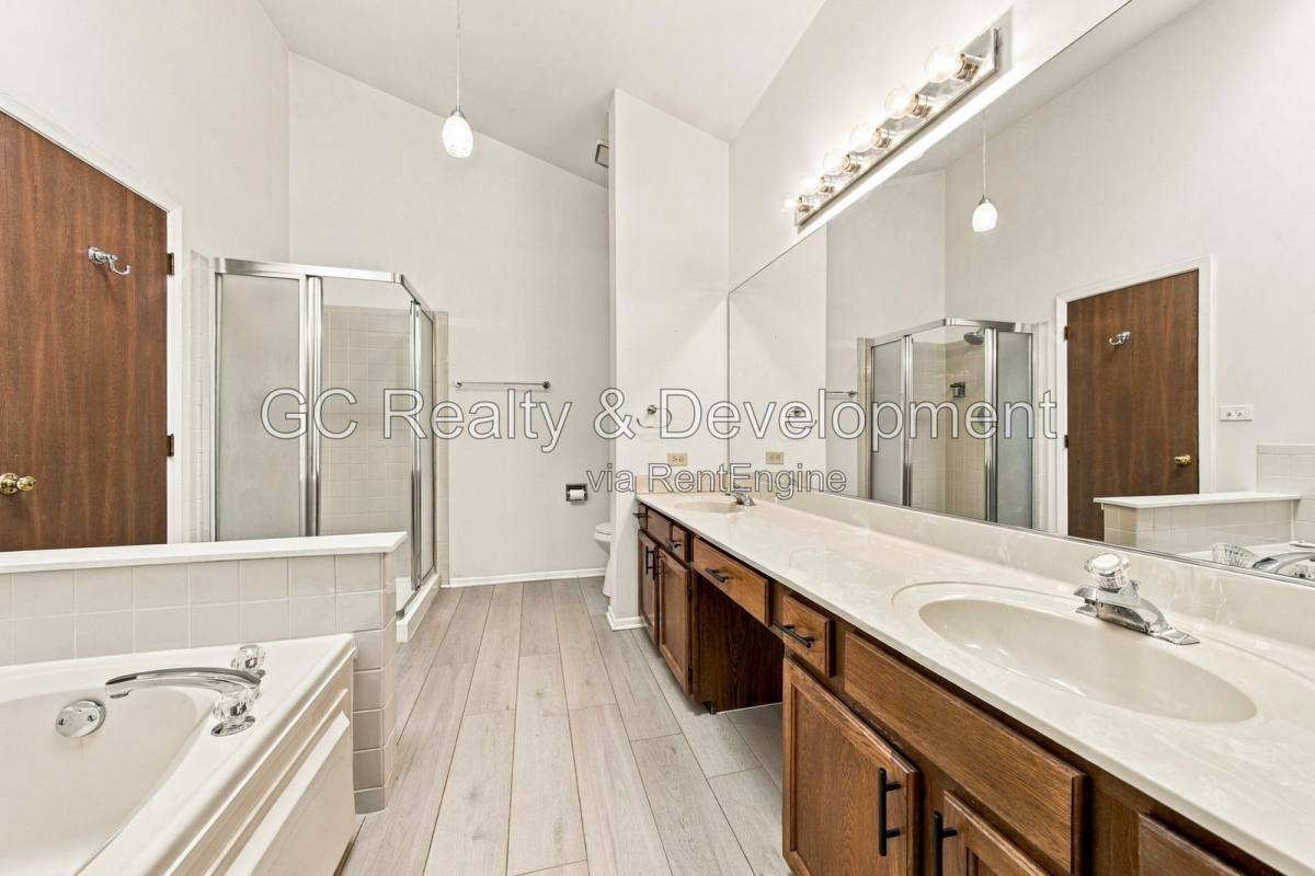 Apartment for rent at 222 Oak Knoll Lane, Bloomingdale, IL 60108