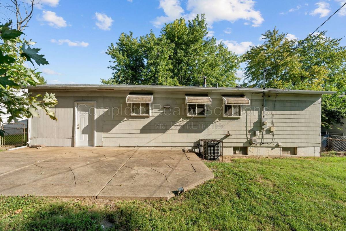 House for rent at 1404 Farmview Ave, St. Louis, MO 63138