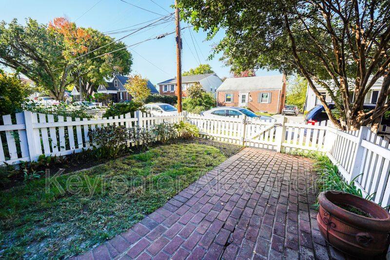 Townhouse for rent at 511 E Windsor Ave #B, Alexandria, VA 22301