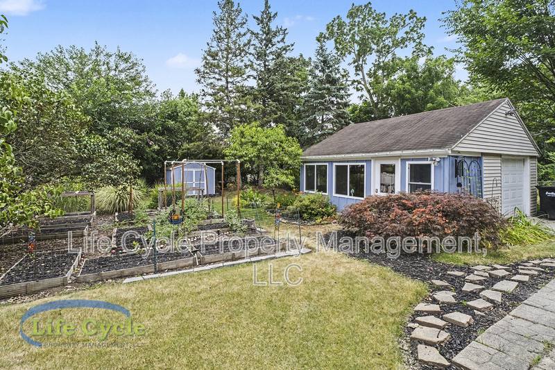 House for rent at 2052 Collingwood Ave SW, Wyoming, MI 49519