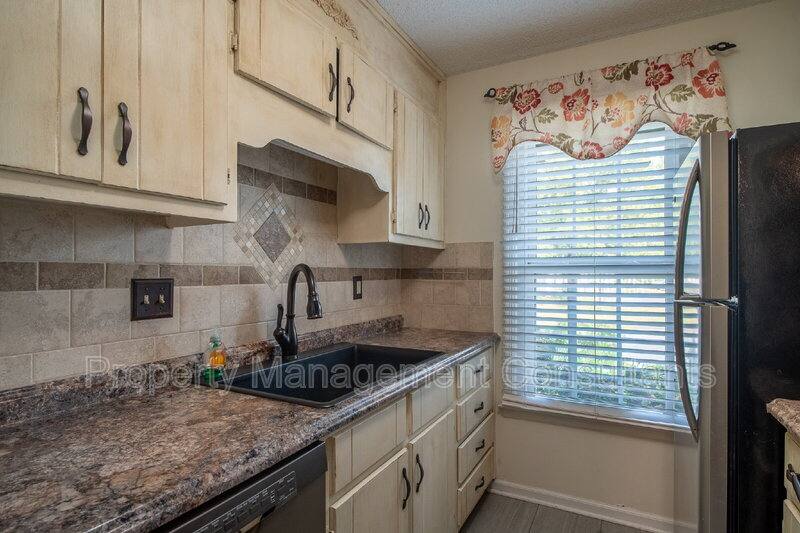 Townhouse for rent at 8151 Oldfield Rd SW #3, Huntsville, AL 35802