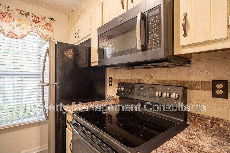 Townhouse for rent at 8151 Oldfield Rd SW #3, Huntsville, AL 35802