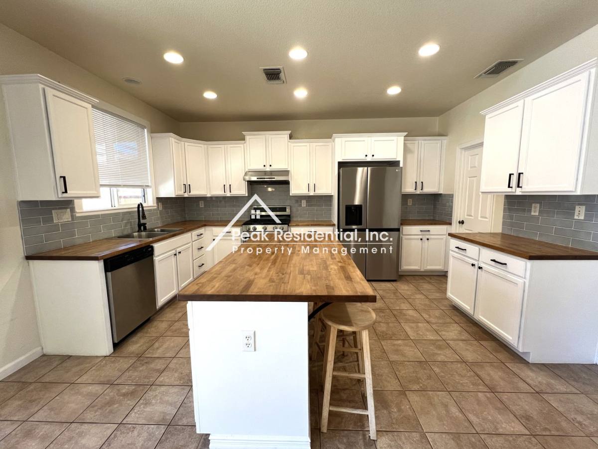 House for rent at 8220 Sheldon Place Dr, Elk Grove, CA 95624