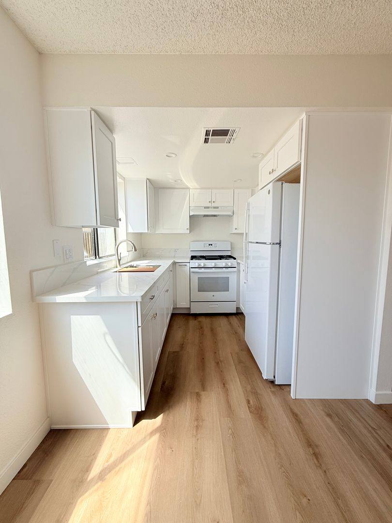 Townhouse for rent at 415 N Exton Ave, Inglewood, CA 90302