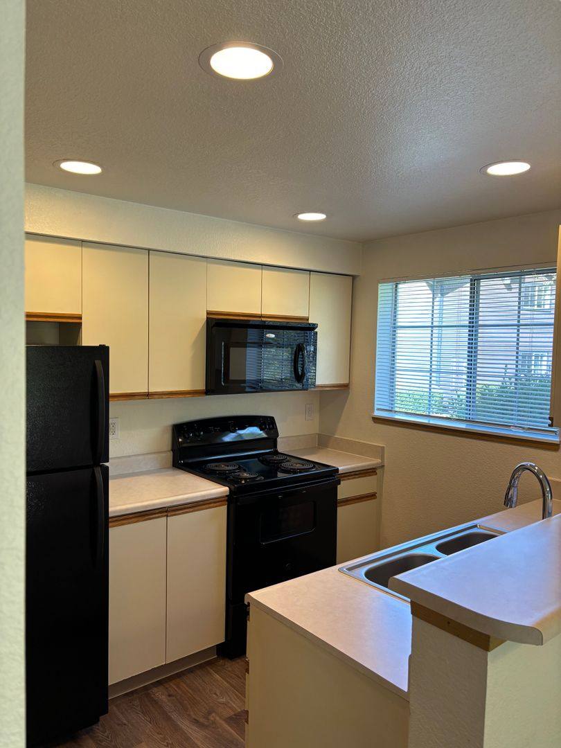 Townhouse for rent at Oakridge, 2511 Edenbower Blvd, Roseburg, OR 97471