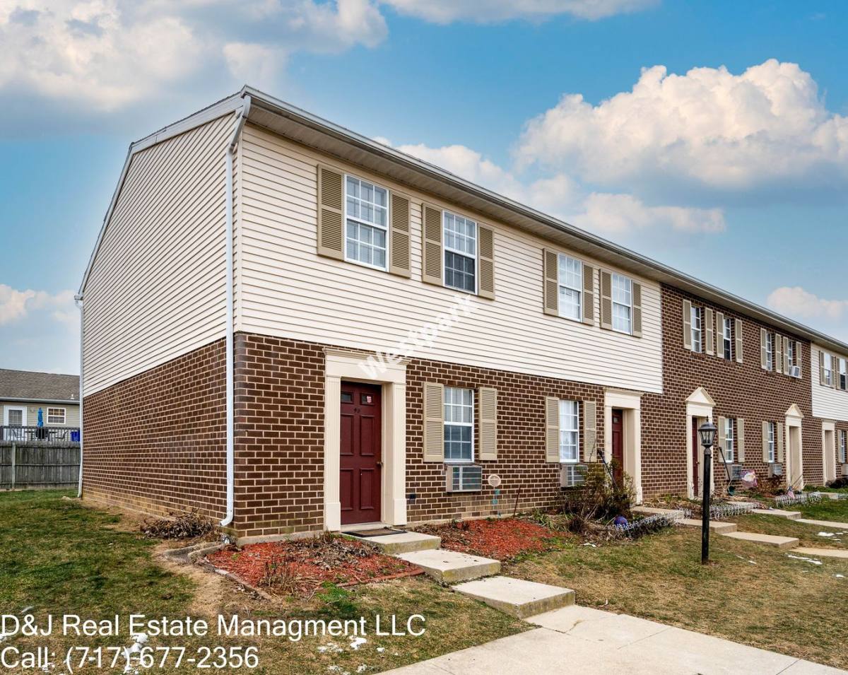 Townhouse for rent at West Park Apartment, 65 N St, McSherrystown, PA 17344