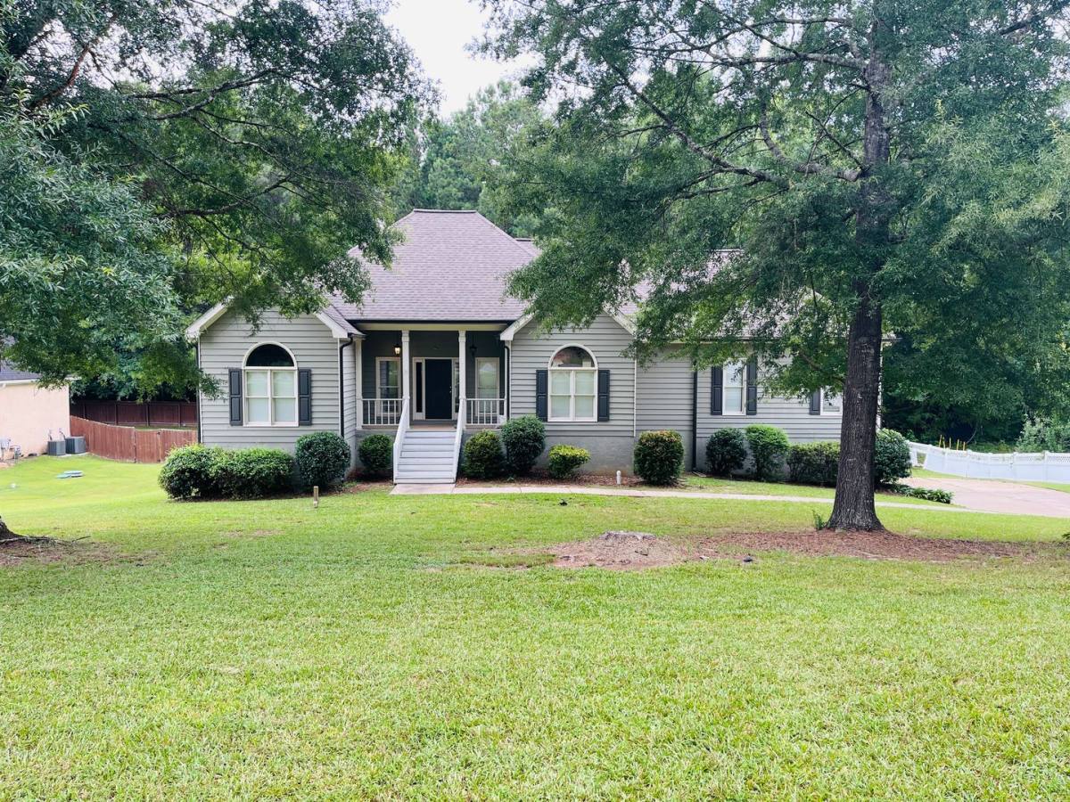 House for rent at 70 Indian Bluff Dr, Sharpsburg, GA 30277