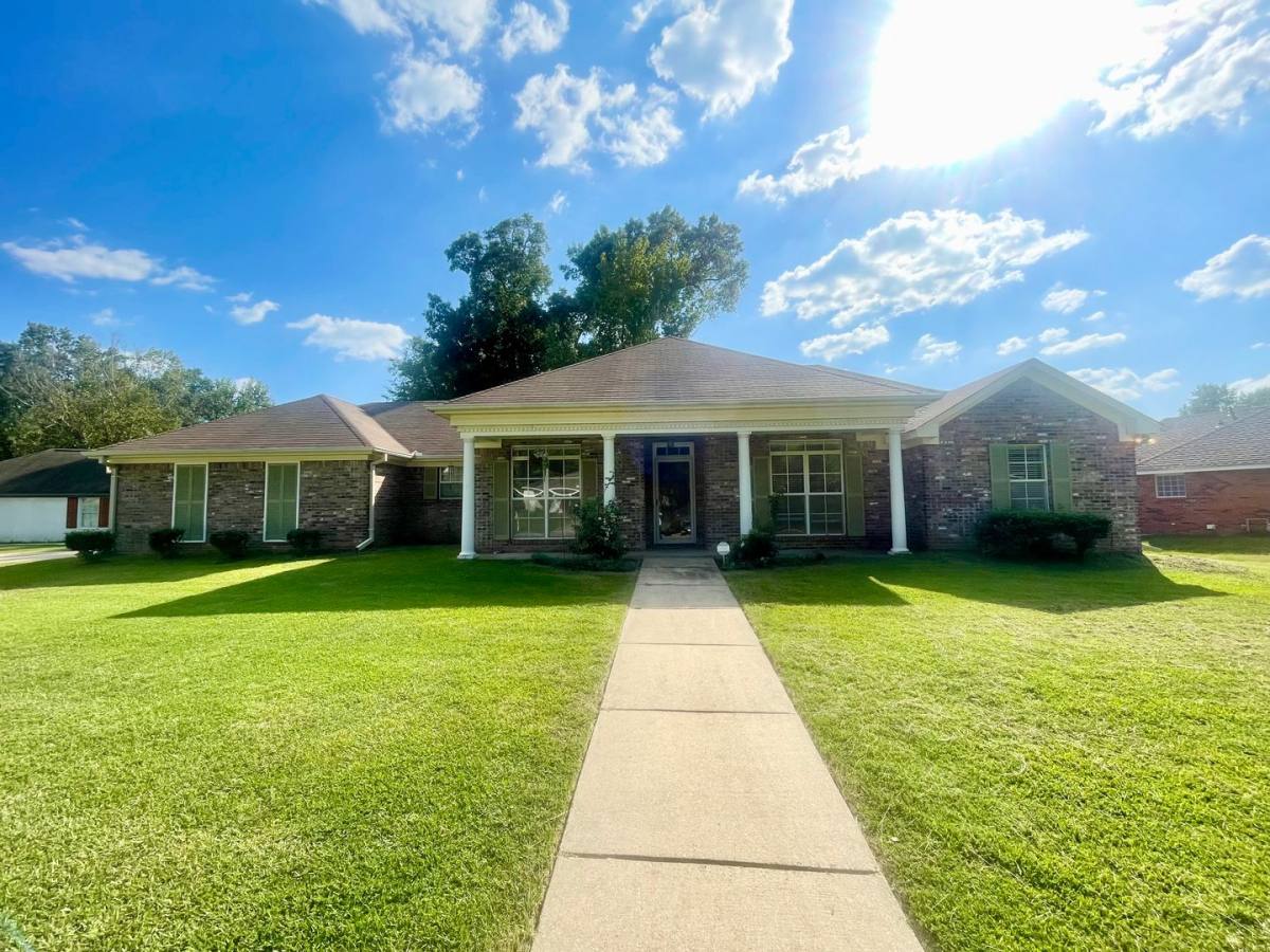 House for rent at 311 Longleaf Dr, Flowood, MS 39232